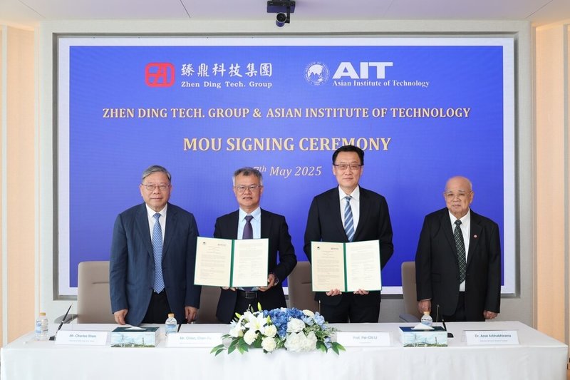 臻鼎宣布於曼谷與亞洲理工學院簽署合作備忘錄（MOU），開啟跨國產學合作。左起臻鼎科技集團董事長沈慶芳、總經理簡禎富、AIT校長李百祺、AIT董事長Dr.Anat Arbhabhirama。（臻鼎-KY提供） 中央社記者江明晏傳真  114年5月7日