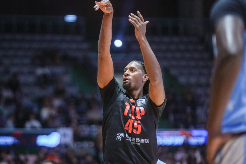 台灣職籃P. LEAGUE+聯盟桃園璞園領航猿隊洋將瓊斯(圖)7日在總冠軍賽對上台北富邦勇士隊的第2戰,繳出21分、11籃板雙十佳績,助隊獲勝。(PLG提供)中央社記者黎建忠傳真 114年5月7日