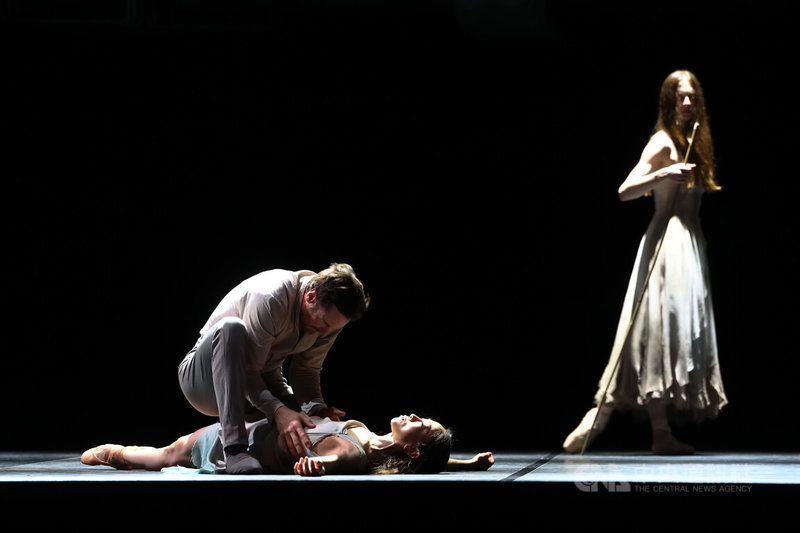 英國編舞家阿喀郎.汗(Akram Khan)改編同名古典芭蕾舞劇「吉賽兒」首度來台演出,故事場景將主角吉賽兒從鄉間純樸少女轉換為服裝加工廠的女移工,在浪漫主義愛情悲劇中低吟資本主義哀歌,7日在台北彩排搶先曝光精彩橋段。中央社記者王騰毅攝 114年5月7日