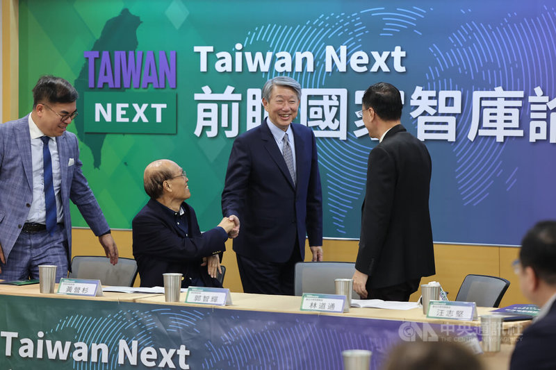 Taiwan Next前瞻國家智庫成立大會7日下午在台北張榮發基金會舉行,經濟部長郭智輝(左3)應邀出席,與現場來賓握手致意。中央社記者趙世勳攝 114年5月7日