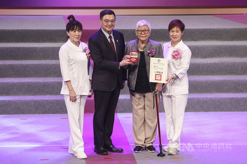 114年國際護師節慶祝大會7日在台北舉行,行政院長卓榮泰(左2)在會中頒發台灣護理典範獎給長庚科技大學創校校長廖張京隸(右2),感謝她一生為護理教育與制度改革奉獻的努力。中央社記者鄭清元攝 114年5月7日