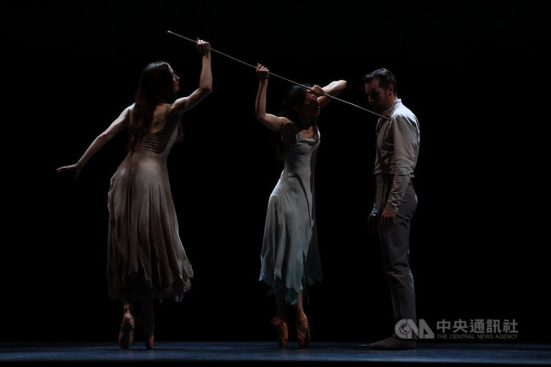 英國編舞家阿喀郎(Akram Khan)攜手英國國家芭蕾舞團帶來同名改編芭蕾舞劇「吉賽兒」,8日將在國家戲劇院隆重登場,7日舉行彩排記者會。中央社記者王騰毅攝 114年5月7日