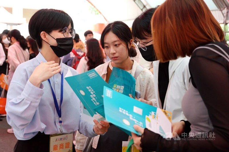 嘉義大學7日在蘭潭校區舉辦「嘉大職涯日」活動,現場邀集55家企業、提供1600個職缺,吸引學生聆聽職缺簡介,尋找心目中理想工作。中央社記者黃國芳攝 114年5月7日