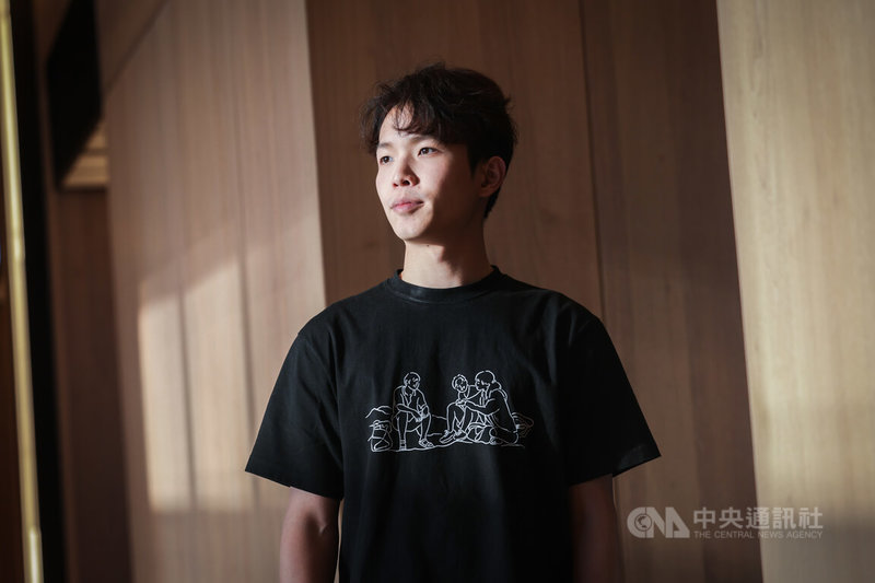 電影「看我今天怎麼說」是素人演員吳祉昊(圖)首度挑戰演戲,而他在戲外仍在攻讀法律學位,希望成為香港首名聾人律師。中央社記者裴禛攝 114年5月7日