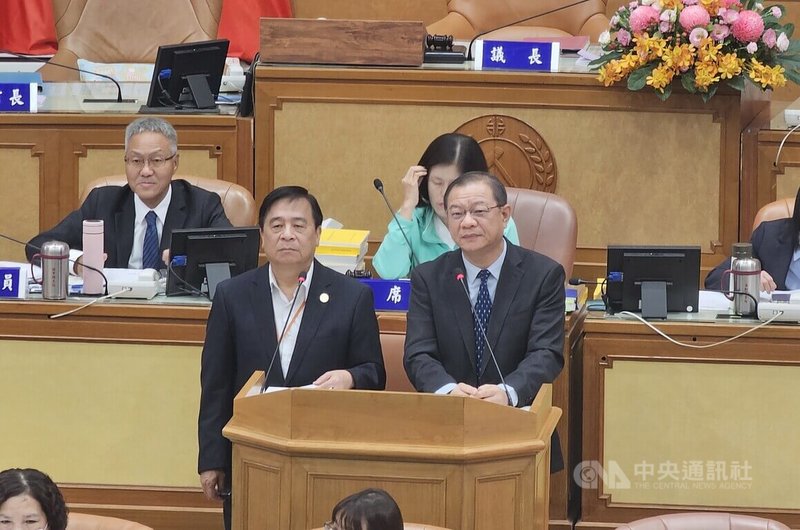 新北市交通局長鍾鳴時(前左)7日列席新北市議會備詢,針對議員質疑區間測速等科技執法太氾濫一事表示,區間測速確實可減少肇事跟違規件數。中央社記者王鴻國攝 114年5月7日