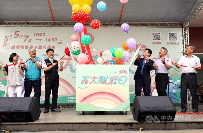 嘉義大學7日在蘭潭校區舉辦「嘉大職涯日」活動,校長林翰謙(右3)等人出席開幕,並為今年畢業生加油打氣。中央社記者黃國芳攝 114年5月7日