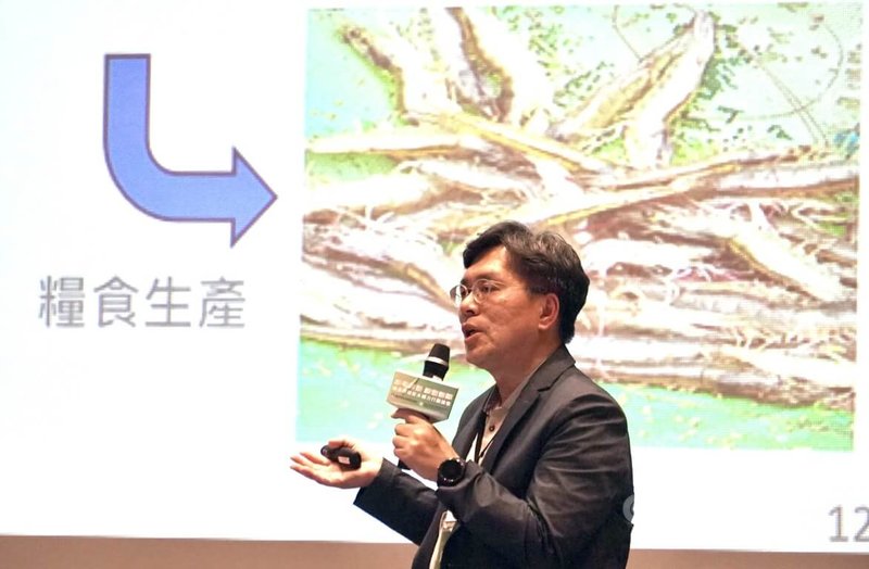 「淨零轉型綠意無限–南台灣綠能永續力行動論壇」7日在台南登場,濾能股份有限公司董事長黃銘文(圖)會中從材料應用切入,分享「化學濾網技術如何創造3R(減量、再利用、回收)新契機」。中央社記者董俊志攝 114年5月7日