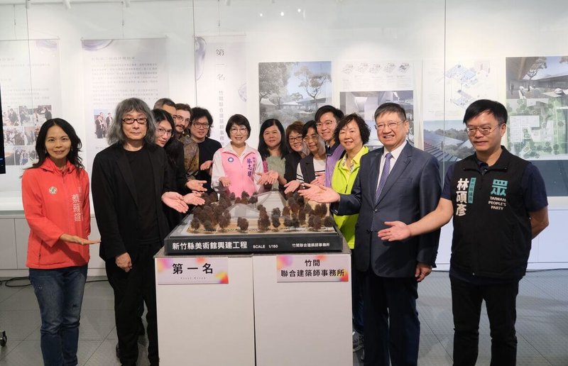 新竹縣美術館興建工程公開競圖結果出爐,7日舉行簽約活動,新竹縣長楊文科(右2)表示,得標團隊提出方案融合客家合院意象,讓綠意與水成為路徑,延伸進入美術館場域,期待後續完工成為地方新地標。(新竹縣政府提供)中央社記者郭宣彣傳真 114年5月7日