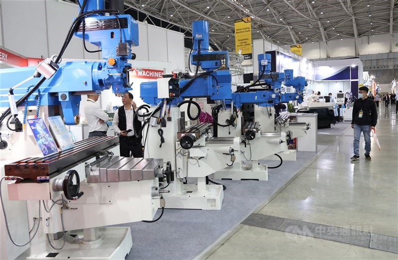 圖為廠商在工具機展示產品。(中央社檔案照片)
