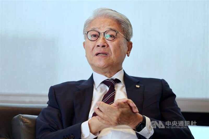 台新金控董事長吳東亮(圖)7日接受專訪,對央行5日主動公開說明匯率的舉動表達肯定。他指出,經過央行信心喊話,這2天已經可以看到新台幣匯率回穩,這正是政府可以做的事情。中央社記者王飛華攝 114年5月7日