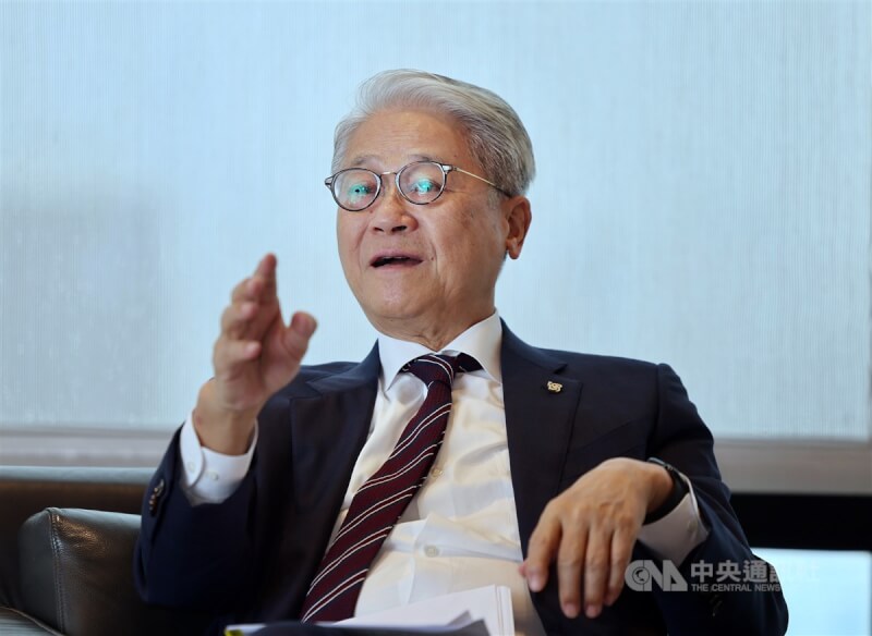 隨著台新、新光金正式嫁娶之日到來,台新金董事長吳東亮(圖)也暢談對於台新新光金未來規劃。他首要感謝主管機關的核准,成就國內金控史上首次合意併購案,接下來,新新併要在短短1年半內完成,其實並非易事,「但在合意併購的前提,後續在整併會更加順利」。中央社記者王飛華攝 114年5月7日