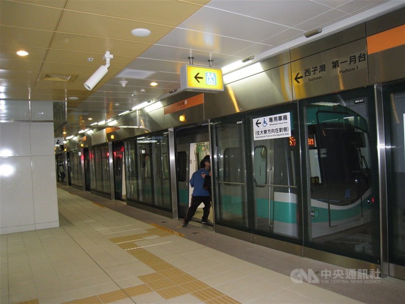 外籍女學生4月凌晨搭乘高雄捷運,下車時將包包遺留車廂座位,經高捷公司調查,包包被司機員拾走丟棄,女學生提告侵占,涉案司機員則被免職。(中央社檔案照片)