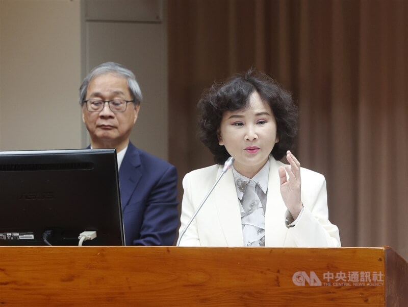 文化部114年預算共49案遭立院凍結達34億,文化部長李遠(左)7日出席立法院教育及文化委員會;盼預算順利解凍。中央通訊社社長胡婉玲(右)列席備詢。中央社記者郭日曉攝 114年5月7日