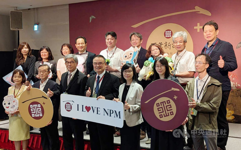 國立故宮博物院7日舉行媒體茶敘,故宮院長蕭宗煌(前中)、副院長黃永泰(前左3)及余佩瑾(前右3)親率主管分享民國114年規畫。中央社記者王寶兒攝 114年5月7日