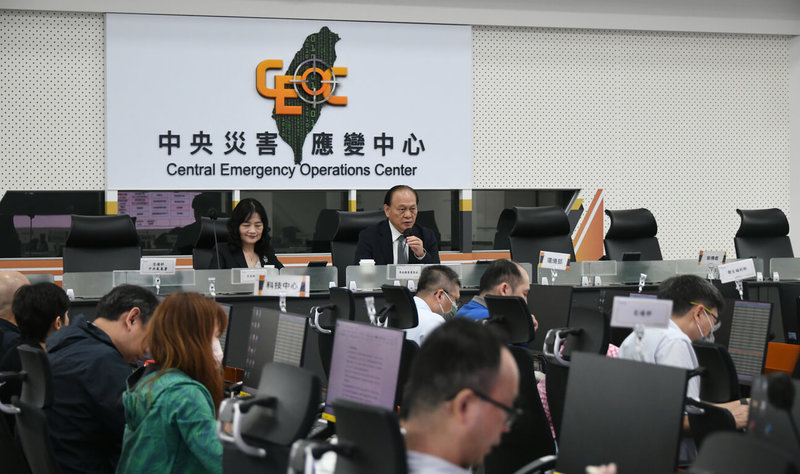 汛期將至,行政院政務委員季連成(右後1)7日指示,面對今年汛期可能遭遇的複合式災害挑戰,中央及地方政府務必落實各項防災整備措施。(行政院提供)中央社記者賴于榛傳真 114年5月7日