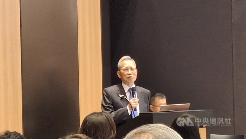 長佳智能董事長陳明豐7日表示,今年與記憶體大廠群聯電子合資成立長聯科技,希望明年底醫療照護型機器人能通過台灣TFDA許可,進而量產,減少醫院和醫療人員工作負擔;至於量產時間,他表示希望越快越好,但還需克服一段摸索期。中央社記者何秀玲攝 114年5月7日