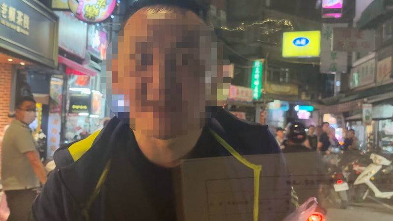基隆市45歲林姓男子(圖前),6日晚間酒後不滿罷免團體「基隆絕沛」的胖卡車透過廣播宣傳,認為聲音很大聲很吵,涉嫌在廟口攔下胖卡車叫囂,並撕毀懸掛的布條,警方迅速逮捕林男,詢後函送法辦。(「基隆絕沛」提供)中央社記者王朝鈺傳真 114年5月7日