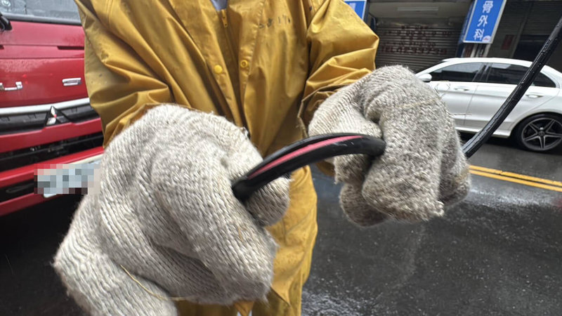 鄭姓女子7日騎機車行經基隆市成功二路時被垂落電纜（圖）纏繞脖子導致摔車，所幸鄭女僅脖子紅腫，意識清楚送醫檢查。（讀者提供）中央社記者王朝鈺傳真  114年5月7日