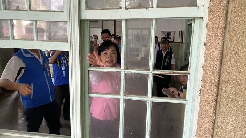 台中市后里區舊泰安車站為縱貫鐵路舊山線重要據點,但因年久失修,站體牆面多處出現裂縫及漏水,站長室天花板剝落,地下通道地板也破損龜裂還有窗戶玻璃破損等,保存情況堪憂,國民黨籍立委楊瓊瓔(中)7日邀集現勘,爭取經費辦理修復。(立委楊瓊瓔提供)中央社記者趙麗妍傳真 114年5月7日