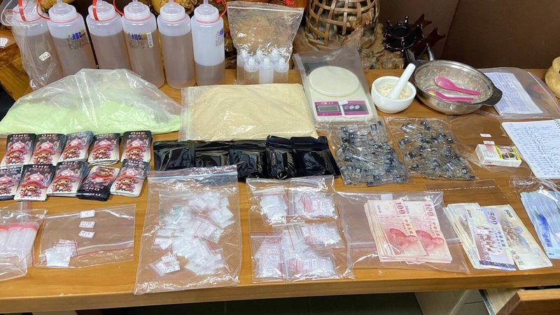 鍾姓男子113年在雲林縣虎尾鎮經營白牌計程車行,實則掩飾販賣毒品行為,檢警獲報後陸續逮捕李姓男子等11人,並查扣大量贓證物(圖),而鍾男逃逸遭通緝。檢方7日偵結,將李男等11人依法提起公訴。(檢方提供)中央社記者姜宜菁傳真 114年5月7日