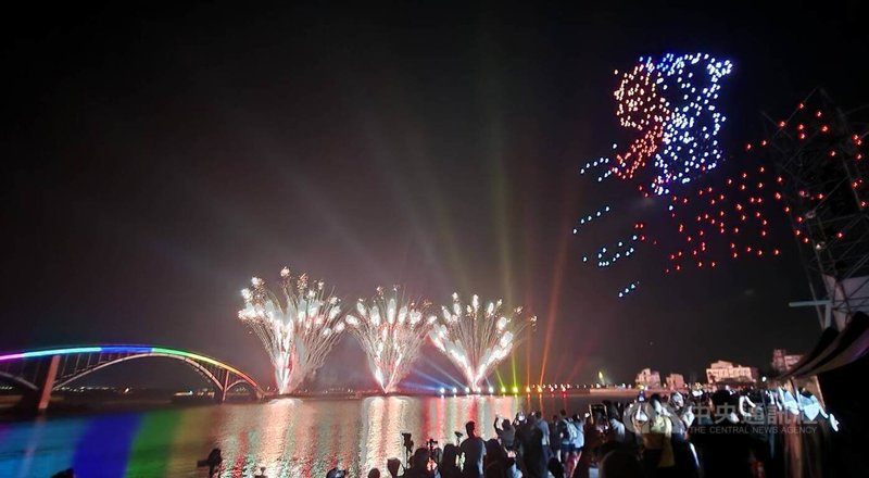 2025澎湖國際海上花火節5日已正式開跑,但開幕當晚無人機展演受訊號干擾無法完美呈現,基於活動專業與演出品質等考量,決定取消後續場次無人機展演。中央社 114年5月7日