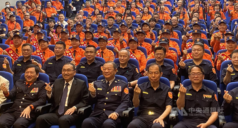 新北市政府7日表揚35名義勇交通警察楷模人員,市長侯友宜(前左2)在頒獎後與獲獎者及家人合影留念,表達謝意與敬佩。中央社記者黃旭昇新北市攝 114年5月7日