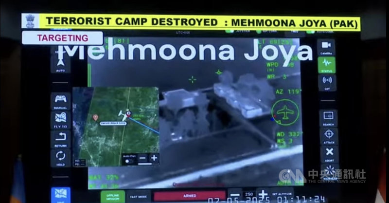 印度軍方以軍機執行任務,打擊巴基斯坦恐怖分子的畫面,說明精準打擊巴基斯坦恐怖分子的過程。中央社記者李晉緯新德里攝 114年5月7日
