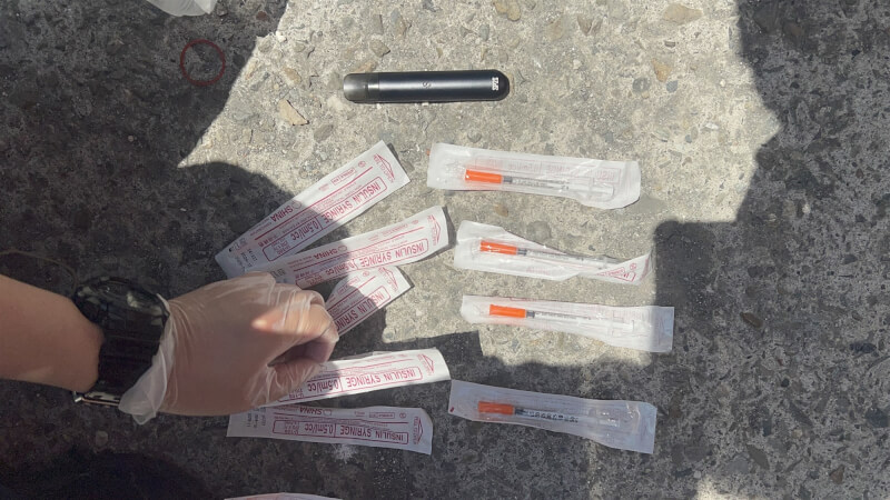 彰化縣蕭姓男子開車逆向衝撞康橋單車隊，導致7名學生受傷，彰化縣警察局北斗分局在其車內查獲疑依托咪酯（俗稱喪屍煙彈）及毒品施用器具，事後採集蕭男尿液及血液送驗，鑑驗結果均呈毒品陽性反應。（警方提供）中央社記者鄭維真傳真  114年5月7日
