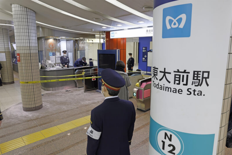 東京地鐵南北線「東大前」站月台7日發生一名男子持菜刀亂砍,警方圍起封鎖線。(共同社)