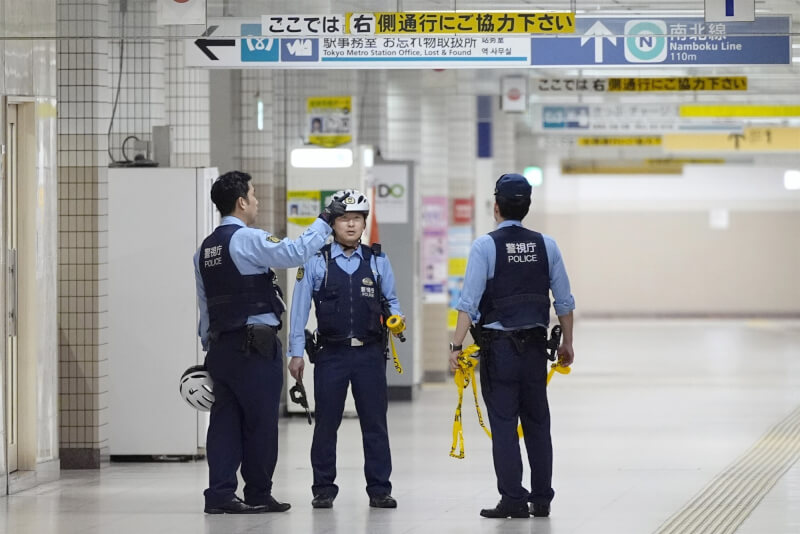 東京地鐵南北線於7日晚將近7時發生一名男子亂揮刀砍傷一名女性的事件。圖為警方聚集在東大前站剪票口附近。(共同社)