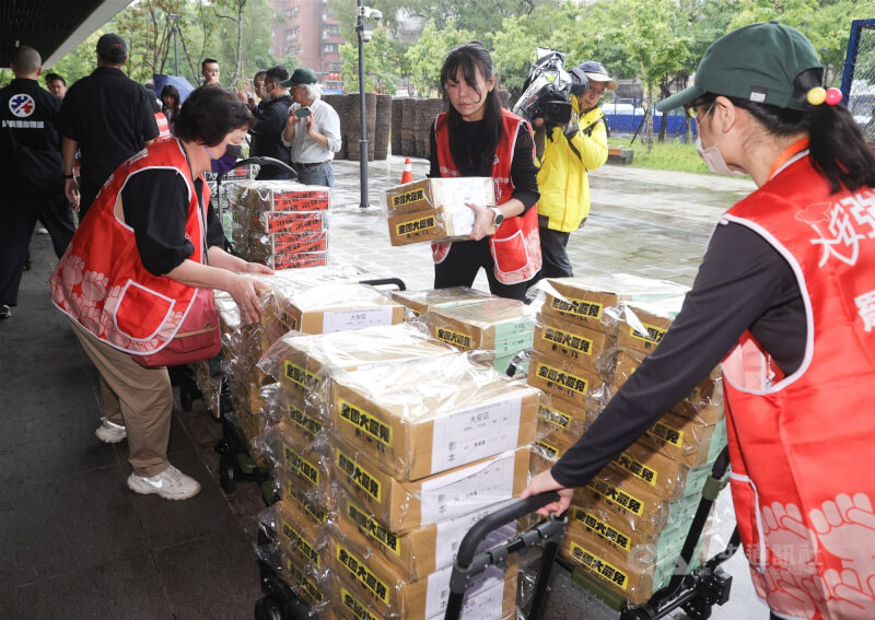 罷免國民黨立委羅智強團體「大安強強滾」7日正式向台北市選舉委員會提交第2階段連署書,上午進行送件準備工作。中央社記者謝佳璋攝 114年5月7日