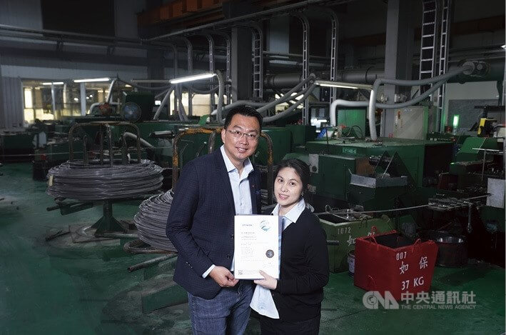 如保興業總經理王文信(左)、副總經理呂純儀(右)帶領企業開始減碳行動。(中央社檔案照片)