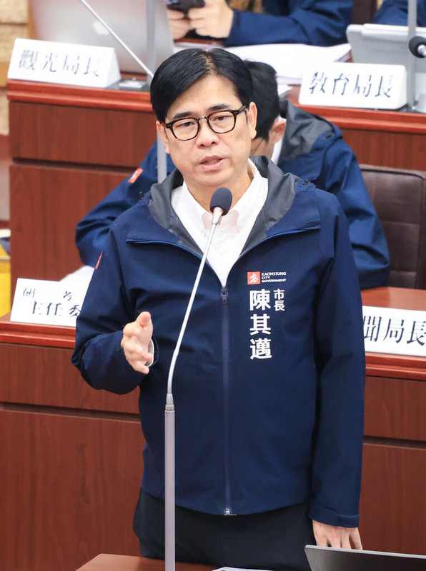 高雄市長陳其邁(前)7日在議會答詢表示,現在是規劃高雄24小時起降的大型國際機場最適當時機,高雄南星計畫區是新機場最佳選擇。(高雄市政府提供)中央社記者蔡孟妤傳真 114年5月7日