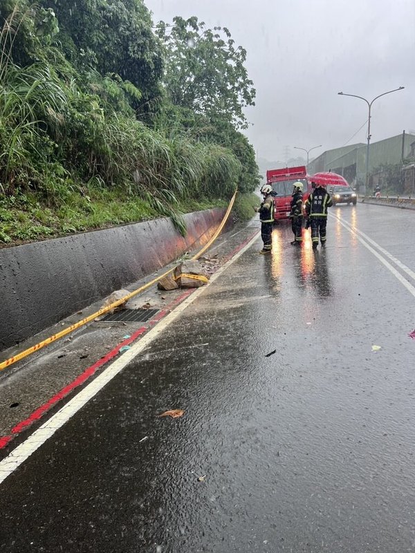 桃園市龜山區東萬壽路一處山坡7日下午因大雨導致土石鬆動發生坍方,一名路過機車騎士自摔,所幸僅有輕傷。(警方提供)中央社記者葉臻傳真 114年5月7日