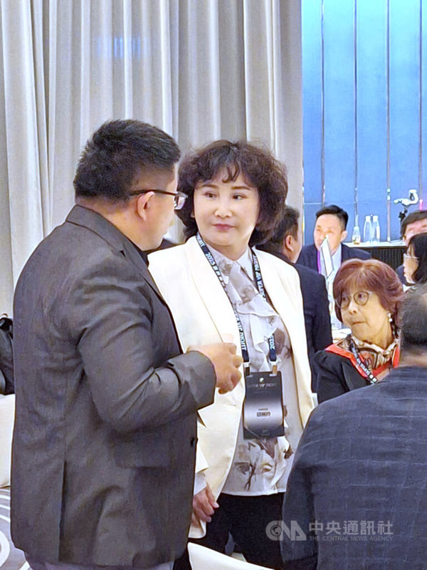 2025諾科獎台北峰會「超級貴賓之夜」7日晚間登場,邀請台灣產官學研界百名領袖代表與會與4名國際大師交流,財團法人中央通訊社社長胡婉玲(中)也應邀出席。中央社記者許秩維攝 114年5月7日
