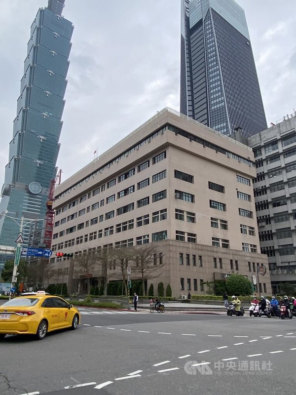 遭免職的北市黃姓員警涉在派出所廁所裝針孔偷拍被發現後,後再被查獲涉購買未成年兒少性影像等,北檢偵結,依違反個資法等罪起訴,建請加重其刑。台北市警察局信義分局(圖)7日表示,黃男之前已記兩大過免職在案,並追究相關考核監督不周人員責任。中央社記者黃麗芸攝 114年5月7日