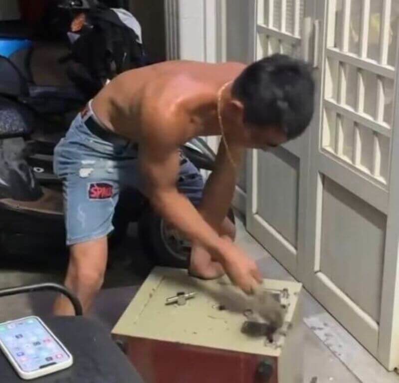澎湖馬公王姓女子將黃金存放保險箱卻忘了密碼,6日僱人以工具撬開保險箱。(民眾提供)中央社 114年5月7日