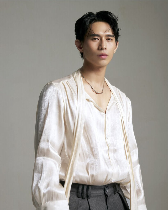 歌手柏霖為台劇「成功路上」創作同名主題曲,並獨家演唱台語版作為片頭曲,他希望這首歌能成為陪伴大家前行的力量。(索尼音樂提供) 中央社記者陳怡璇傳真 114年5月7日