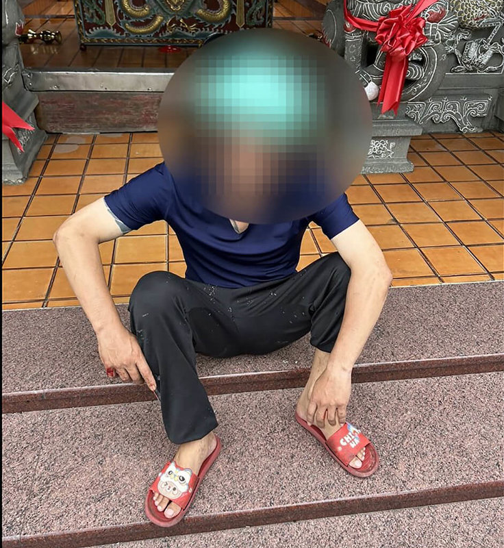 45歲陳姓男子下午頭戴安全帽、手持鐮刀進入彰化縣歷史建築大村五通宮,翻倒供桌上香爐,再跳上神桌揮砍神像,導致多尊神像毀損,並破壞廟內光明燈塔,警方獲報迅速到場逮人送辦。(民眾提供)中央社記者鄭維真傳真 114年5月7日