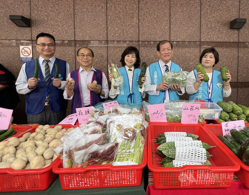 中國醫藥大學附設醫院7日舉行「守護原鄉共植夢想」活動,邀原鄉合作夥伴設置愛心攤位展售農產品,院長周德陽(右2)及副院長楊麗慧(右1)推廣農產品。中央社記者郝雪卿攝 114年5月7日