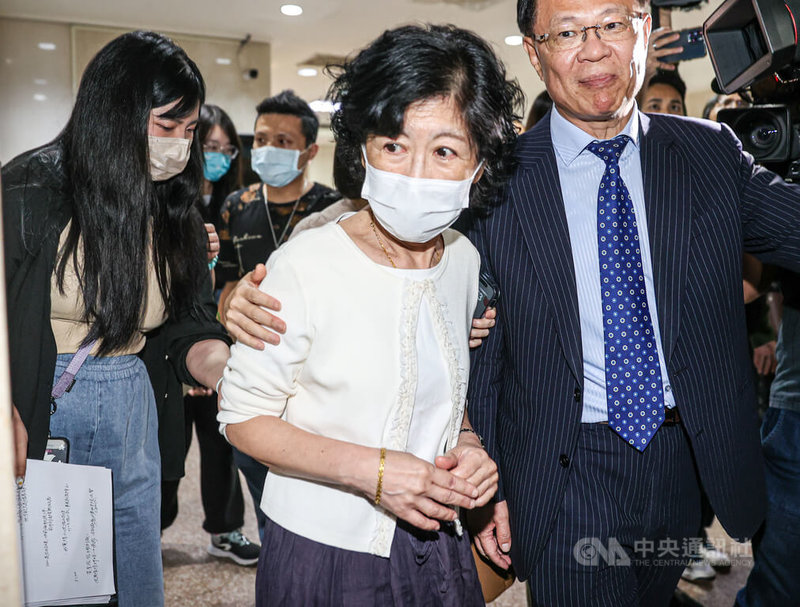 台北地方法院8日再度開庭審理京華城案,前台北市長柯文哲妻子陳佩琪(前中)到庭旁聽,庭訊結束後,陳佩琪步出地院準備搭車離去。中央社記者鄭清元攝 114年5月8日