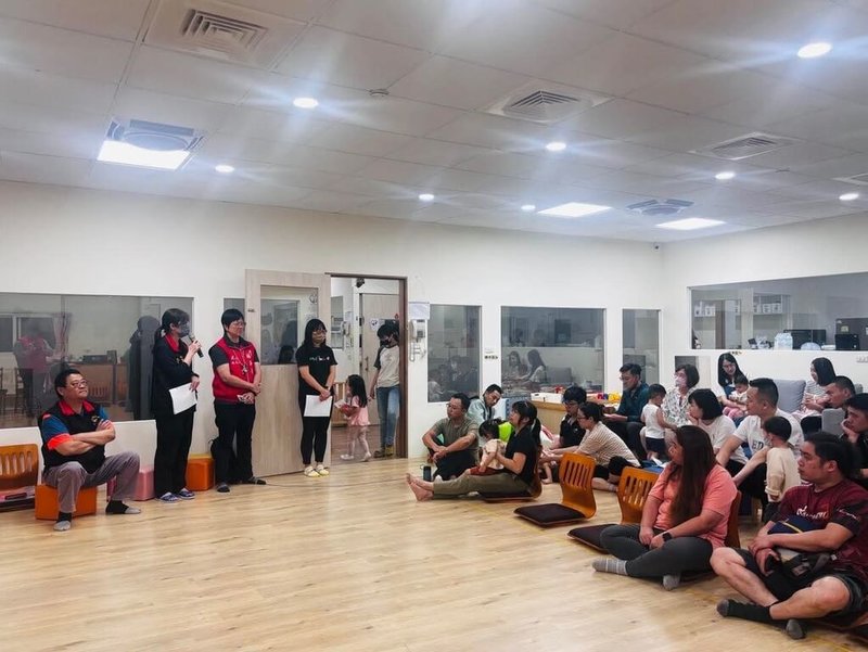 花蓮縣社會福利館因耐震能力不足需補強,工程期間館內公托家園等十餘個單位須遷出,花蓮縣社會處6日舉行花蓮市公共托嬰中心幼兒轉銜會議,說明配套措施。無黨籍花蓮縣議員楊華美(左3)出席關心。(楊華美提供)中央社記者張祈傳真 114年5月8日