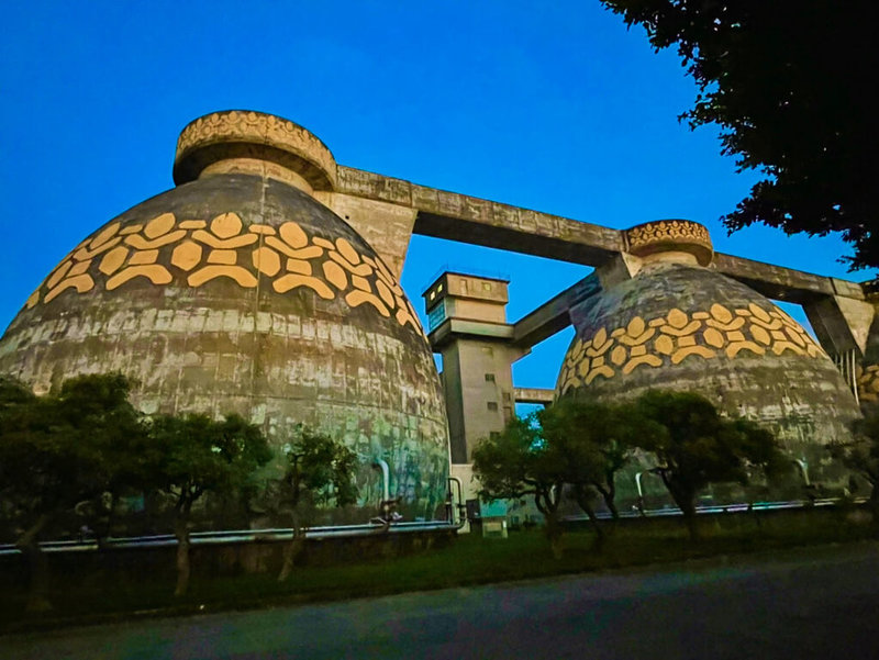 台北市政府工務局衛生下水道工程處8日表示,八里污水處理廠在4月完成清點等作業,預定2026年2月移交新北市接管。圖為八里污水處理廠蛋形消化槽。(台北市衛工處提供)中央社記者劉建邦傳真 114年5月8日