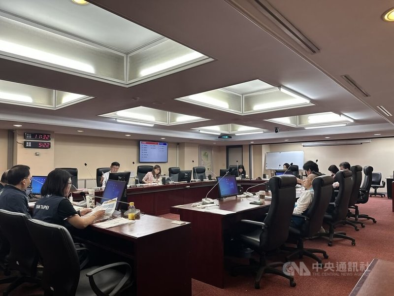 台北市議會民政委員會8日開會討論議員提案等議案,包含提高鄰長交通補助費。因台南市、高雄市、桃園市有編列補助鄰長工作業務費,民政局將參考其他直轄市編列預算項目,設置鄰長工作業務費新台幣1000元,後續將採編列預算程序,並送府級討論。中央社記者劉建邦攝 114年5月8日