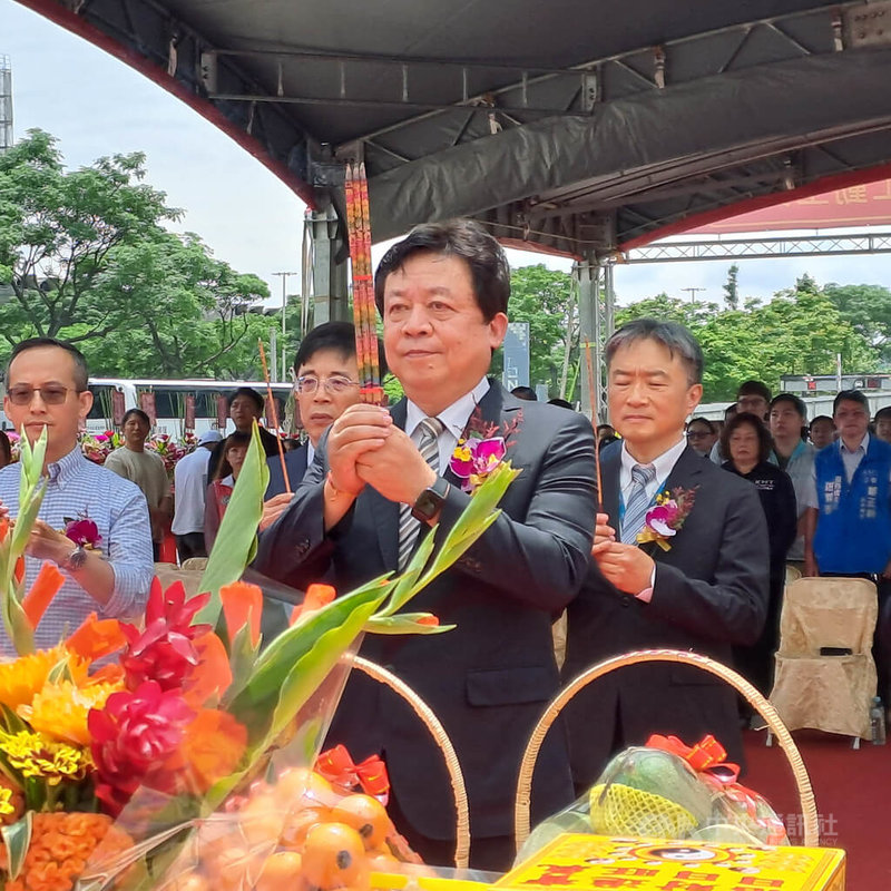 台灣肥料公司「D7-B科技研發大樓新建工程」8日舉行開工典禮,董事長李孫榮(前)表示,未來將陸續推進D4、D5街廓的開發計畫,總基地面積達1萬8000坪,總樓地板面積約9萬5000坪,預計2031年完工。中央社記者潘智義攝 114年5月8日