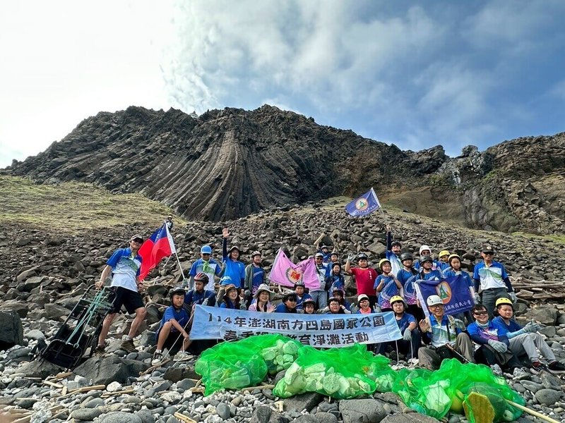 澎湖南方四島為珍貴種原庫,海洋垃圾對海洋生態造成嚴重威脅,內政部國家公園署海洋國家公園管理處5日至7日辦理「向海致敬」春季環境教育淨灘活動,選在東吉嶼海岸區進行。(海洋國家公園管理處提供)中央社 114年5月8日