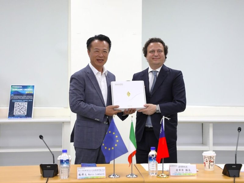 義大利經濟貿易文化推廣辦事處代表龍博文(Marco Lombardi)(右)與歐洲半導體業者8日參訪亞洲無人機AI創新應用研發中心,嘉義縣長翁章梁(左)出面接待,雙方互贈禮品。(嘉義縣政府提供)中央社記者蔡智明傳真 114年5月8日