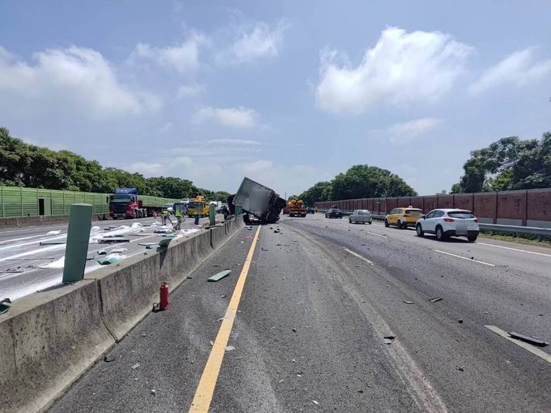 1輛大貨車8日下午行經國道3號南下苑裡路段,疑因爆胎失控,自撞內側護欄後,側翻在中央分隔島,車上貨物散落,導致事發路段交通一度回堵。(警方提供)中央社記者管瑞平傳真 114年5月8日