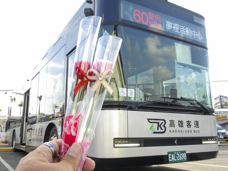 母親節將至,高雄市交通局攜手高雄客運推出一系列母親節相關活動,除有免費搭乘,還限量發送康乃馨。(高雄市交通局提供)中央社記者蔡孟妤傳真 114年5月8日