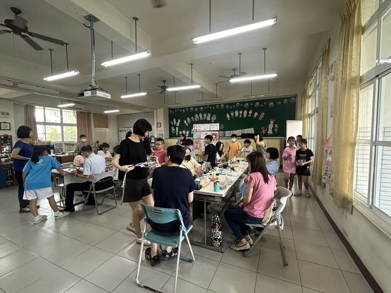 母親節即將到來,高雄市新上國小師生8日舉辦「媽媽健康五色輕食趴」,師生一同ㄧ把在走廊上親自栽種的蔬果,料理成健康輕食孝敬媽媽,讓教室瞬間化身溫馨餐廳。(新上國小提供)中央社記者林巧璉傳真 114年5月8日